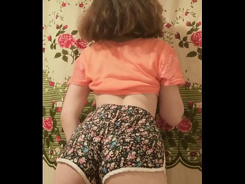 ❤️ Dhallaan yar oo sexy ah oo iska siibaysa surwaalka gaaban ee kamarada Galmo ﹏